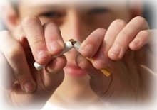 image de quelqu'un qui coupe une cigarette